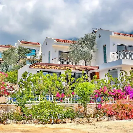 Villa Sleeps 8 With Pool Air Con And Wifi