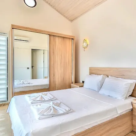 Villa Sleeps 8 With Pool Air Con And Wifi *
