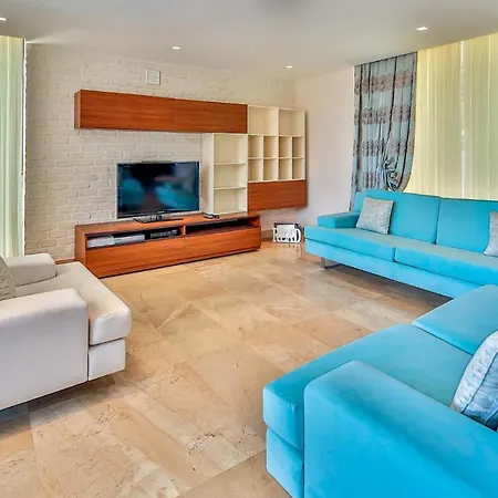 Sleeps 8 With Pool Air Con And Wifi
