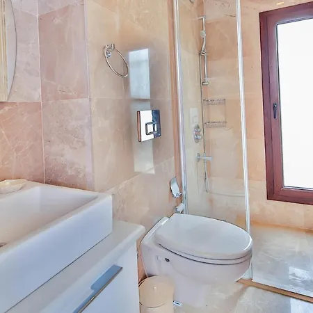 Sleeps 8 With Pool Air Con And Wifi
