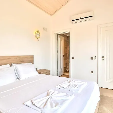 Villa Sleeps 8 With Pool Air Con And Wifi *